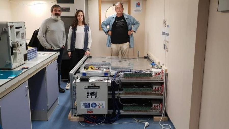 Juan A. Garzón, primeiro pola dereita, xunto a integrantes do equipo encargado do desenvolvemento co detector TRISTAN no Sarmiento de Gamboa