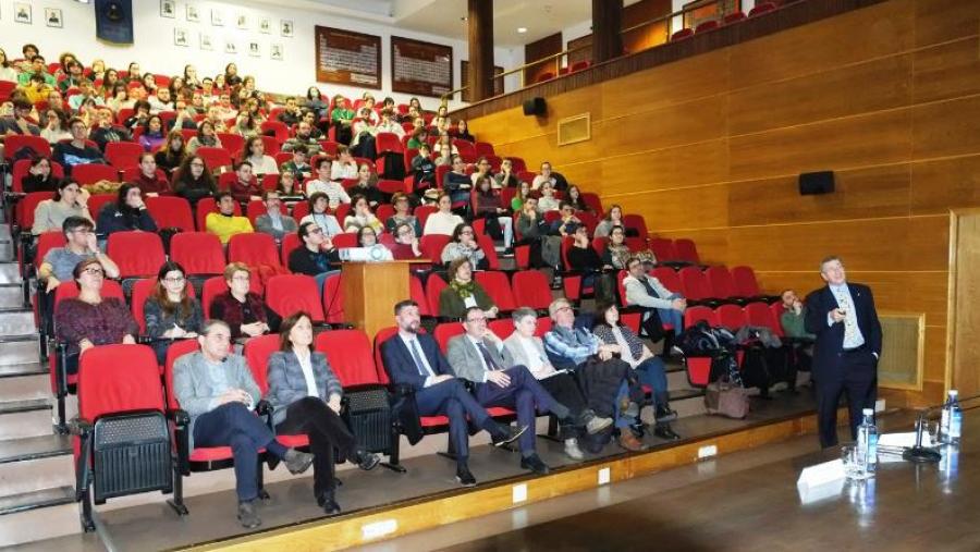 Pascual Román dirixíndose ao público nun momento da súa intervención. Foto: Servimav-USC