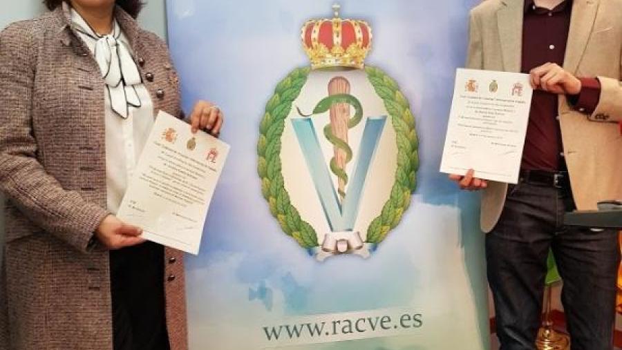 Cristina Castillo e Gonzalo López, cos diplomas acrediativos dos galardóns outorgados pola Racve