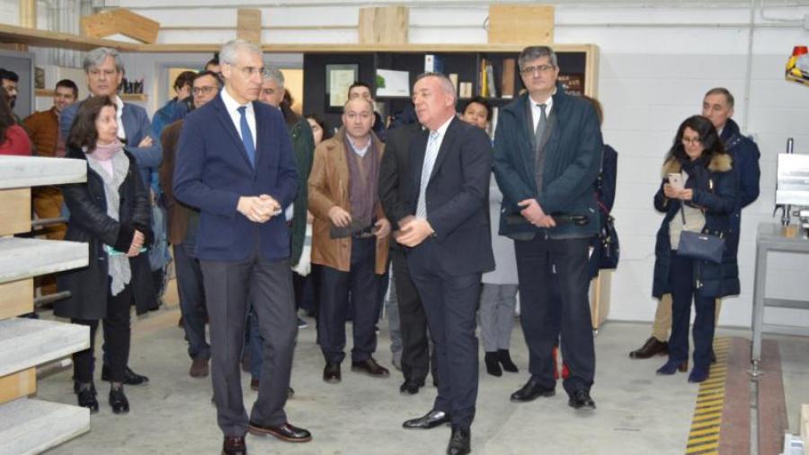 Guaita comenta co conselleiro Francisco Conde un ensaio de residencia de madeira estrutural nas instalacións de Pemade
