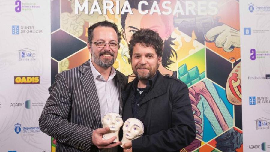 De esquerda a dereita, Roberto Salgueiro (USC) e Fernando da Costa (Ourense) co premio de honra Marisa Soto. Foto: LaDiapo / AAAG