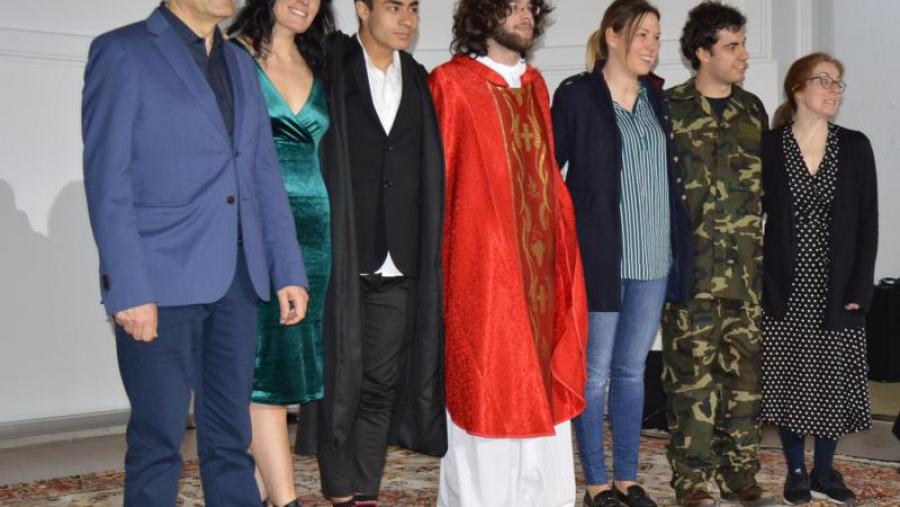 Jesús Varela e Pilar García Porto, con actores e a directora da compañía de teatro USC-Lugo, na presentción do XXV Festival de Teatro Universitario