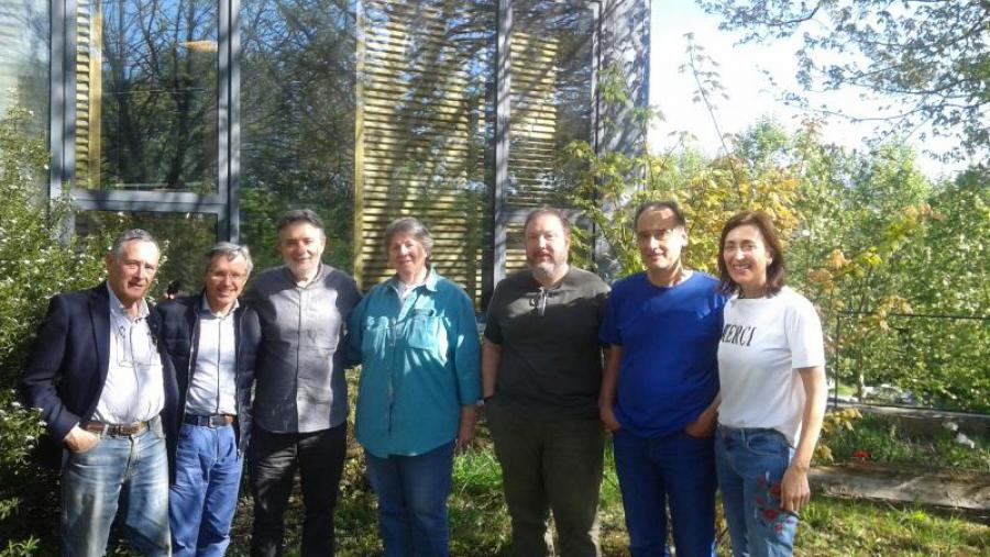 Sandra Shumway, no centro da imaxe, xunto con persoal investigador da USC