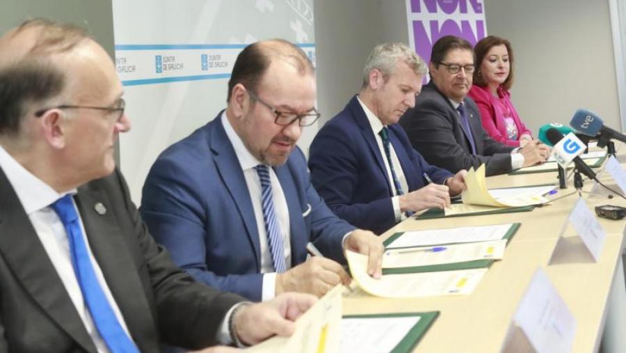 No centro da imaxe, o reitor Antonio López e Alfonso Rueda, flanqueados polos outros dous reitores e a secretaría xeral de Igualdade Susana López Abella. Foto: Xunta
