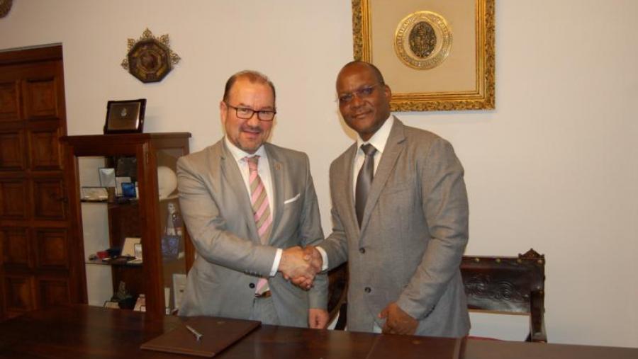 Antonio López e Francisco Noa tras a sinatura protocolaria do convenio