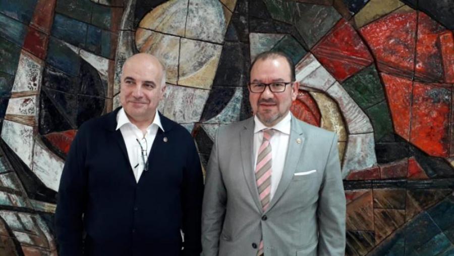 Xoán Doldán, primeiro pola esquerda, xunto ao reitor Antonio López. Foto: Servimav-USC