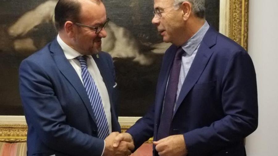 Antonio López e Xosé Sánchez Bugallo reuníronse en San Xerome na súa primeira visita institucional tras as eleccións locais. Foto. Servimav-USC