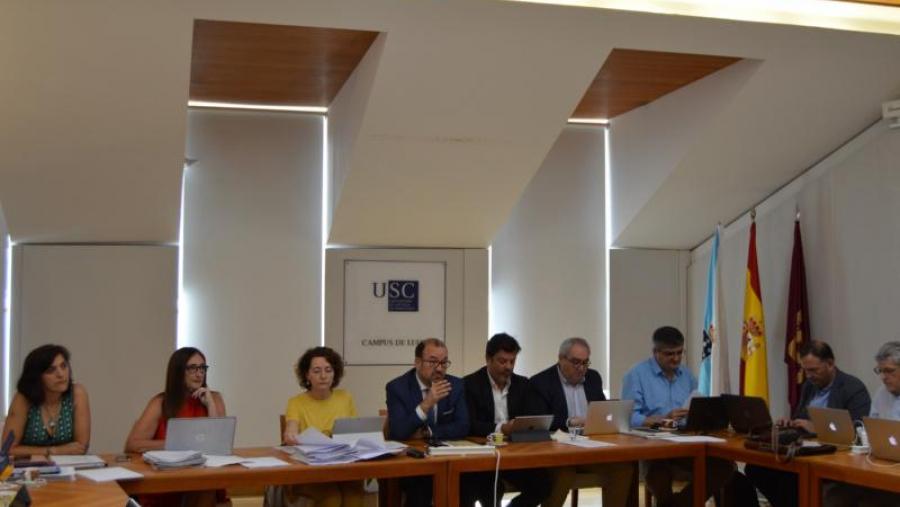 De esquerda a dereita, Valcárcel, Otero, García, López, Ferreira, González e Pérez, na reunión do Consello de Goberno da USC