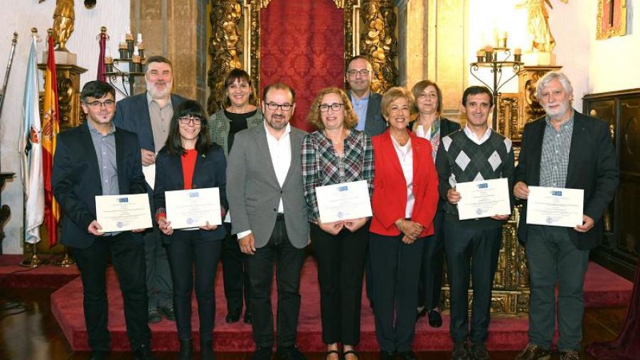 O reitor, no centro, xuntos cos representantes dos equipos decanais dos centros premiados. Foto. Santi Alvite
