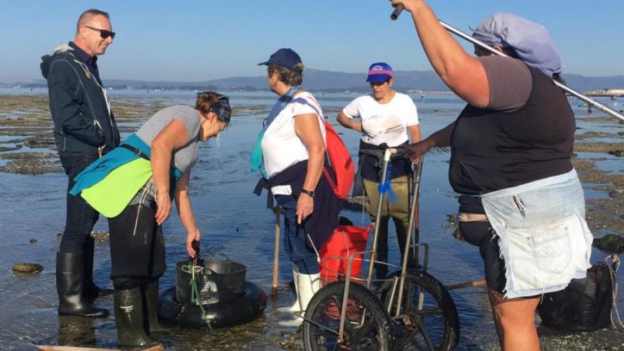Participantes nunha caravana pola acuicultura promovida pola Rede Inmunogenom