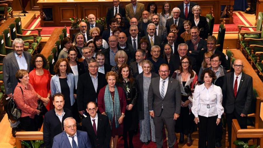 O reitor xunto coas persoas que acudiron a recoller a Insignia no acto do Colexio de Fonseca. Foto: Santi Alvite