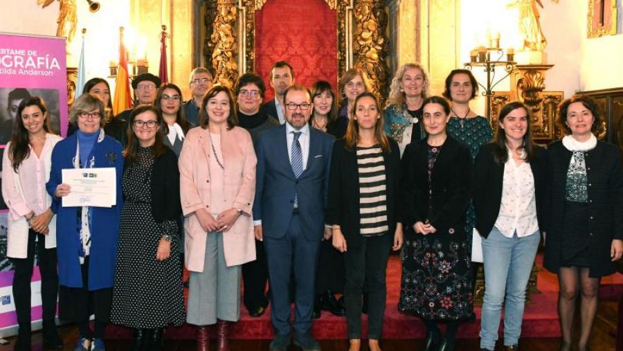 O reitor posa cos premiados e premiadas tralo acto de entrega. Foto: Santi Alvite