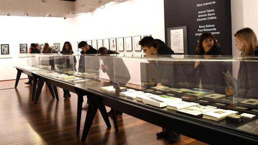 A mostra recolle o legado do poeta, quen fixo doazón á Universidade do seu arquivo e da súa biblioteca persoais. Foto: Santi Alvite