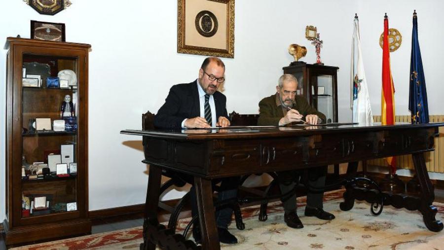 Antonio López e Salvador García-Bodaño asinan o convenio. Foto: Santi Alvite